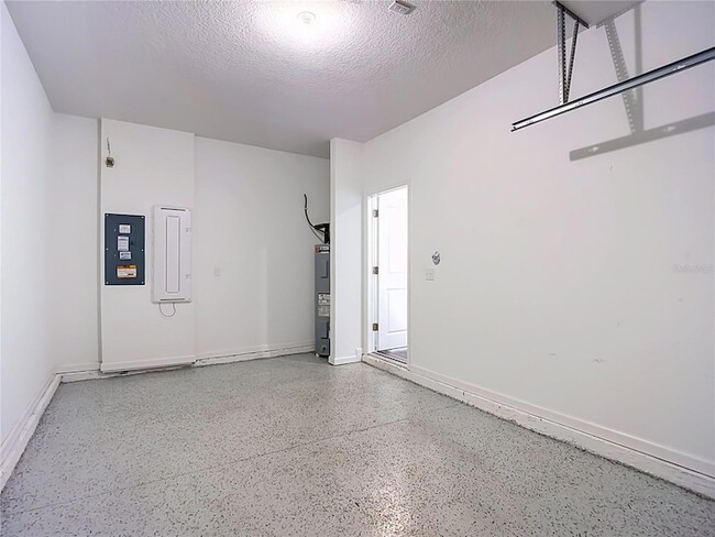 Building Photo - 6206 Daerr Rdg St