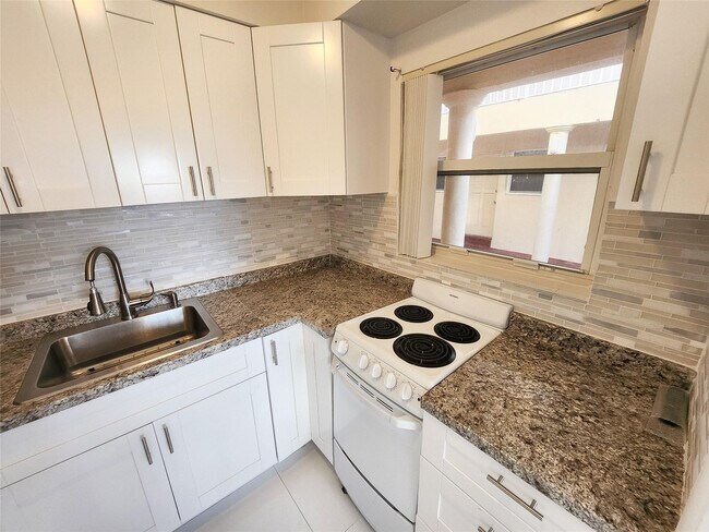 Building Photo - 505 S Ocean Dr