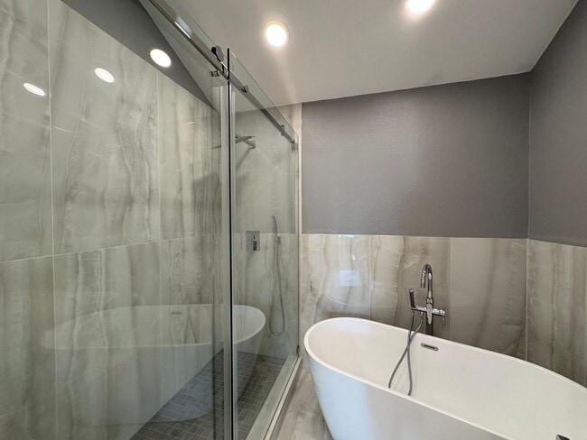 Building Photo - Charming 3Bd/2.5Ba w/Private Yard and New ...