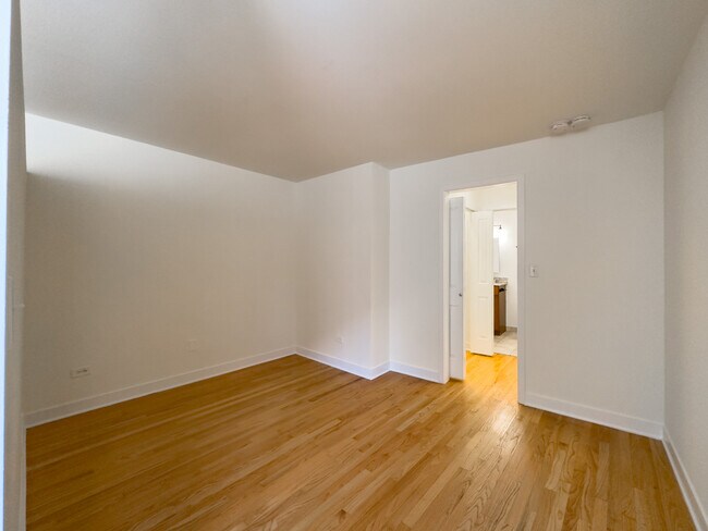 Building Photo - 630 W Wrightwood Ave