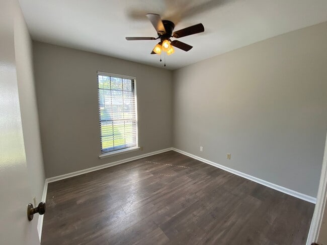 Building Photo - 4 bedroom 2 bath in Village Green