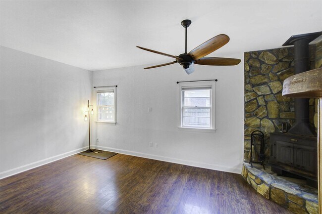 Building Photo - 221 Forest Cir