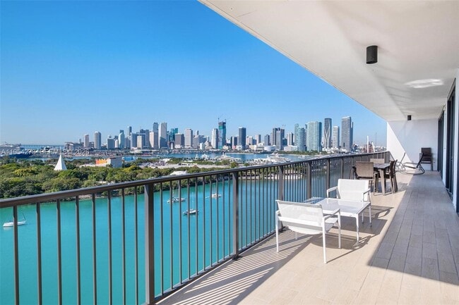 Building Photo - 1000 Venetian Way