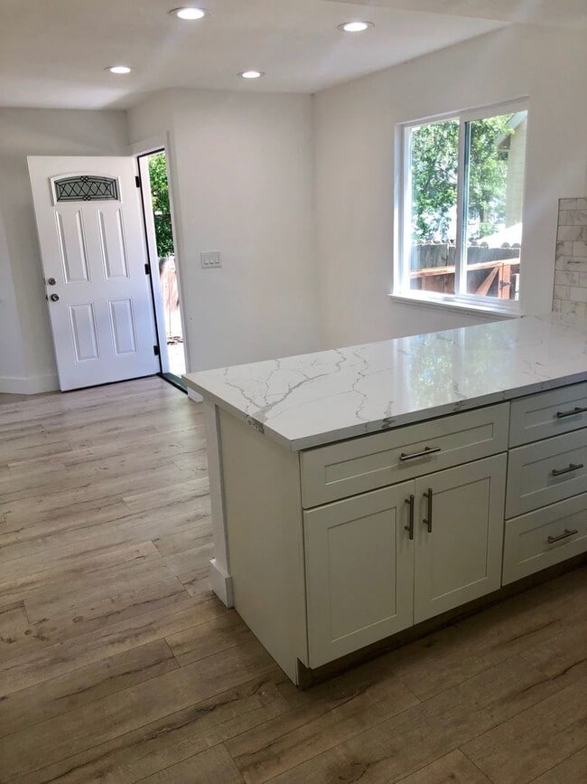 Building Photo - 3BD Townhome in Windsor | Private Yard + Garage | Walk to Shops + Wine Country