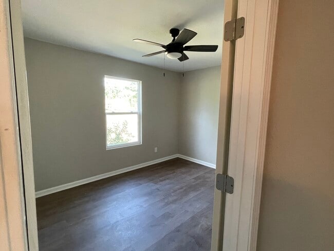 Building Photo - 2304 Loop Acres Rd