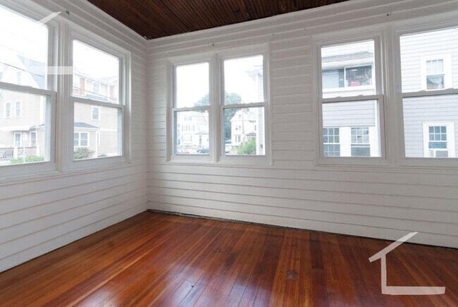 Building Photo - HOT BRIGHTON LISTING!!!!