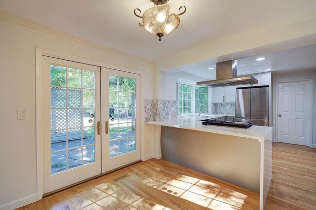 Building Photo - 4Bd/2.5Ba Mercer Island House