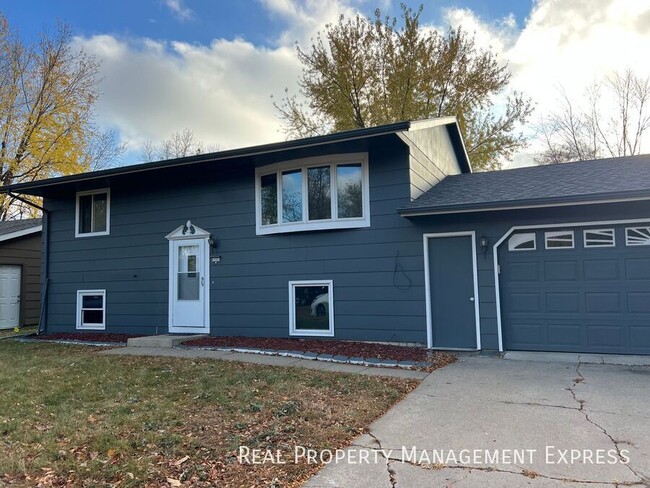 Building Photo - 4 bed 2 bath Newly Remodeled Home with att...