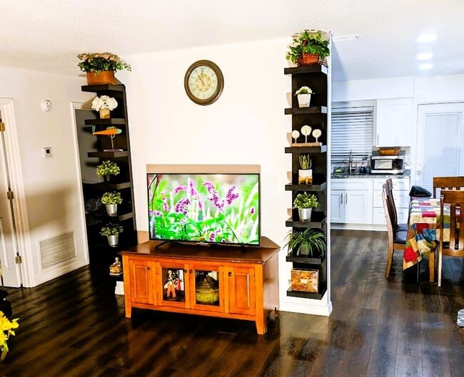 Building Photo - 2 Bed / 1 Bath Cozy Downtown Duplex Apartment