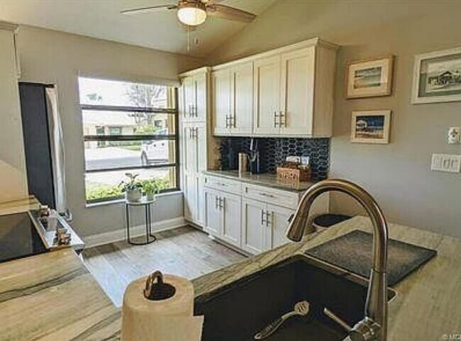 Building Photo - 7716 SE Sugar Sand Cir