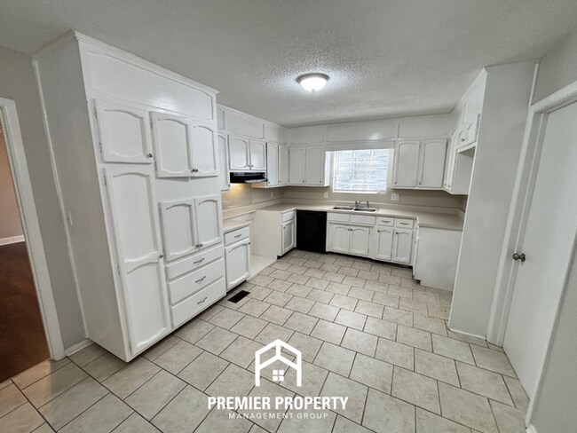 Building Photo - Spacious 3BR Home Near Birmingham w/ Hardwood Floors, Fenced Yard & Garage