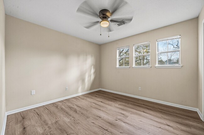 Building Photo - 119 Laura Ln