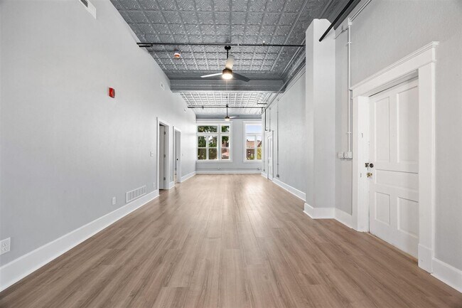 Building Photo - 208 E Main St