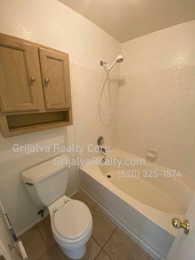 Building Photo - 3 Bed, 2 Bath House for Rent in Rita Ranch...