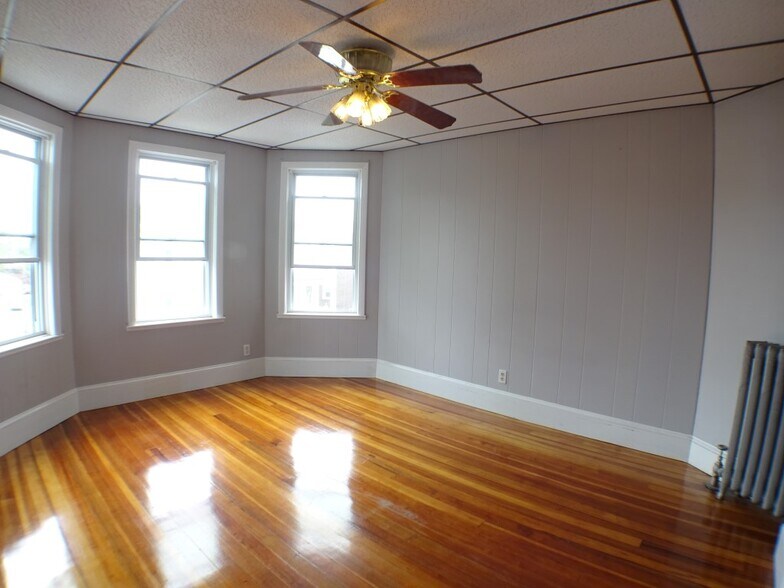 Building Photo - 102 Saxton St