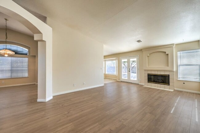 Building Photo - Stunning 4-Bedroom, 2-Bath Single-Family Home in Las Vegas