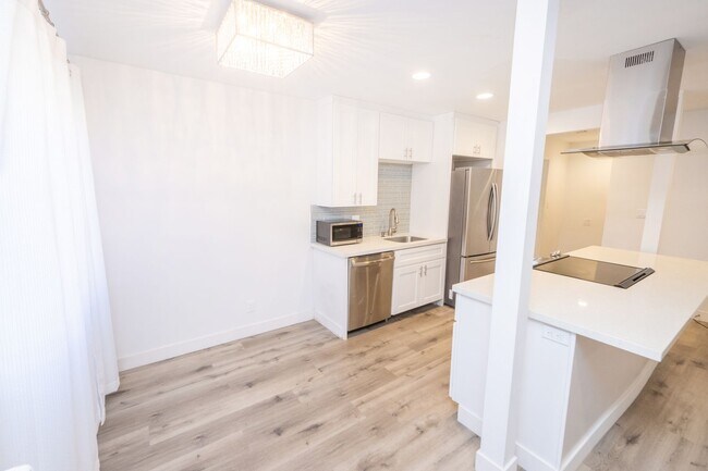 Building Photo - Spacious 1BR/1BA condo with patio and parking! Lake Murray Area $2195/month