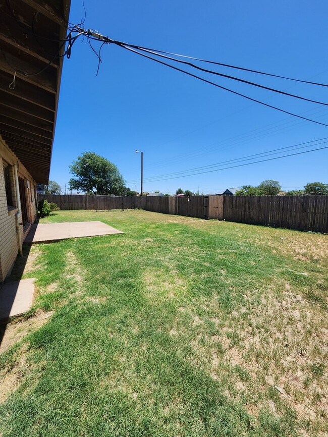 Building Photo - 3 bed 2 bath home with 1 car garage