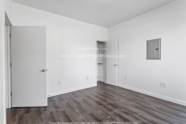 Building Photo - New Photos! One Bedroom, Charming Condo wi...