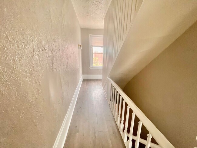 Building Photo - 3 Bed 1.5 Bath- Southside Pittsburgh PA