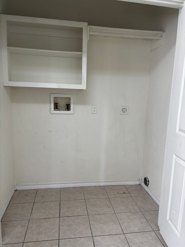 Building Photo - 2 bedroom 2 bath