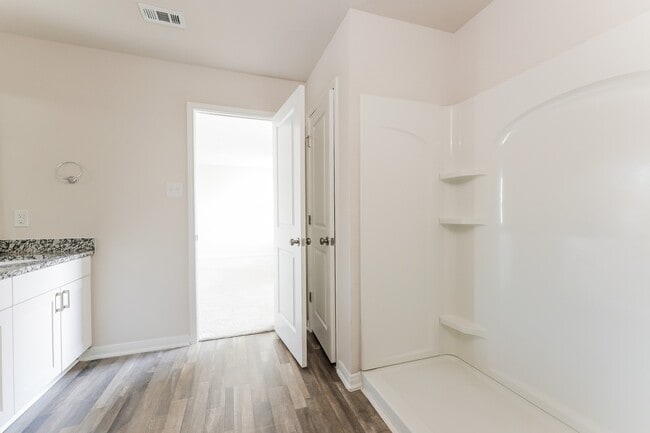 Building Photo - 2104 Cedar Bnd Dr