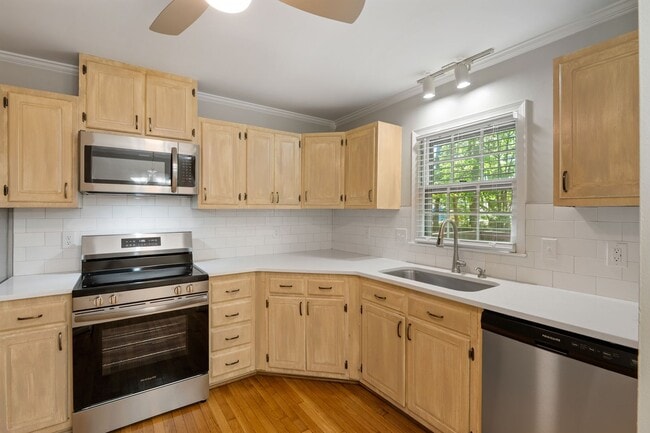 Building Photo - Renovated 3 Bed Ranch Style with large Fenced-in yard!