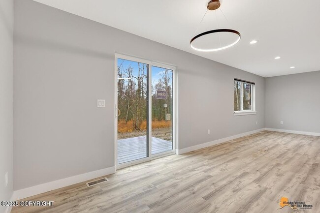 Building Photo - 623 Rita Cir