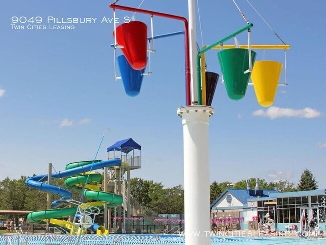 Building Photo - 3 Bedrooms Top Level w/ Full Bath - 2 Car ...