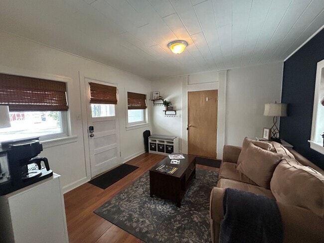 Building Photo - 4 Bed, 2 Bath House