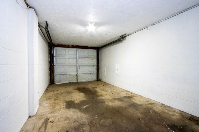 Building Photo - Two bedroom apartment