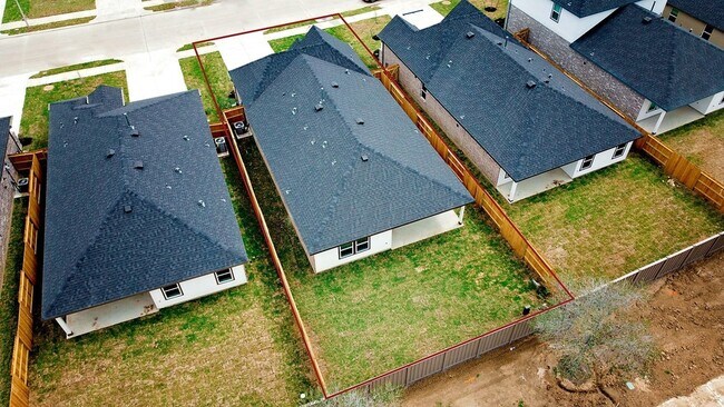 Building Photo - 5034 Pine Haven Lane