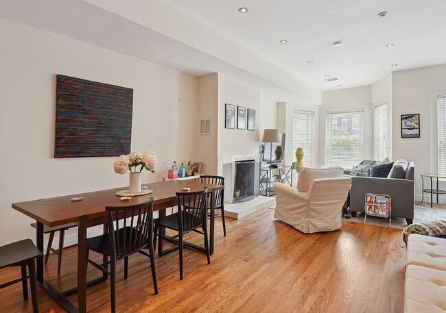 Building Photo - Modern 3BR/3BA Condo with Outdoor Space & ...