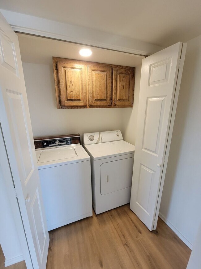 Building Photo - 1st Month Rent Free!!     Riverview Bluffs, 2 Bedroom Condo