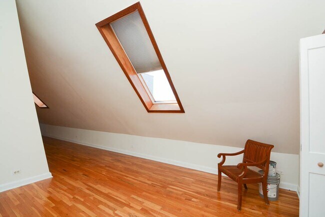 Building Photo - 1111 W Roscoe St