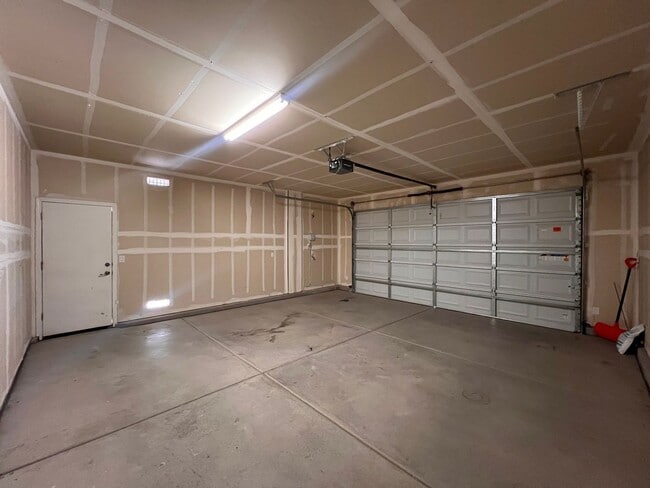 Building Photo - Large 4 bedroom home located in Green Vall...