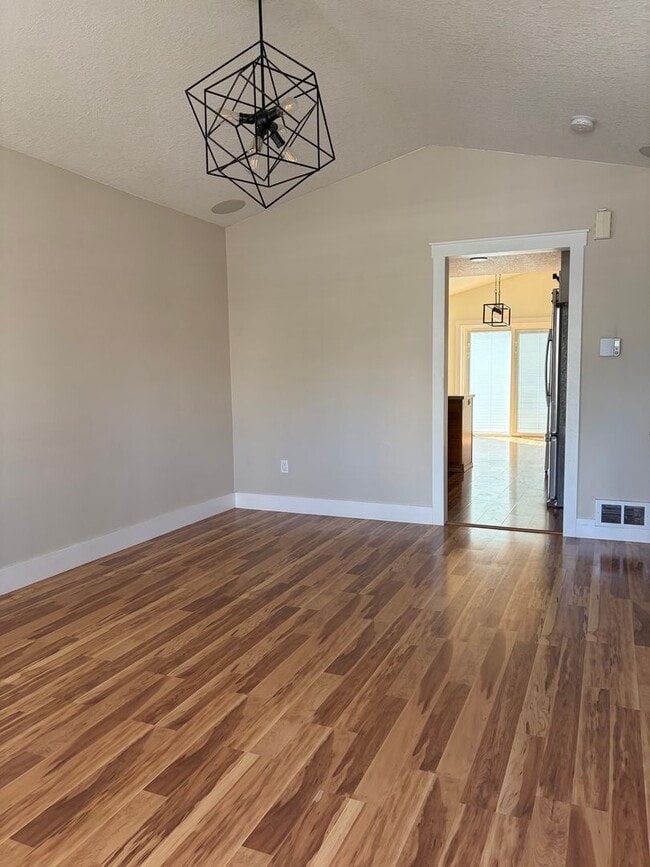 Building Photo - Cozy Two Bedroom Home Tucked Away in Newberg