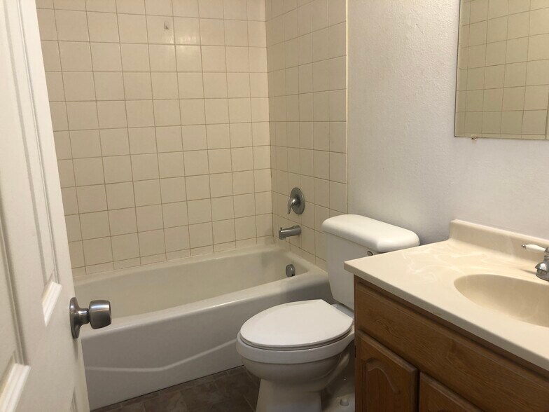 Building Photo - 1265 NE Hillside Dr