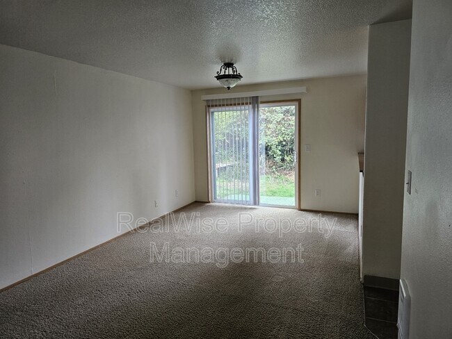 Building Photo - 6101 NE 44th Cir