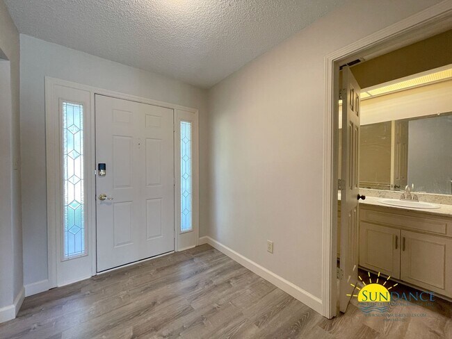 Building Photo - Stunning 3 Bedroom Townhome in Shalimar!