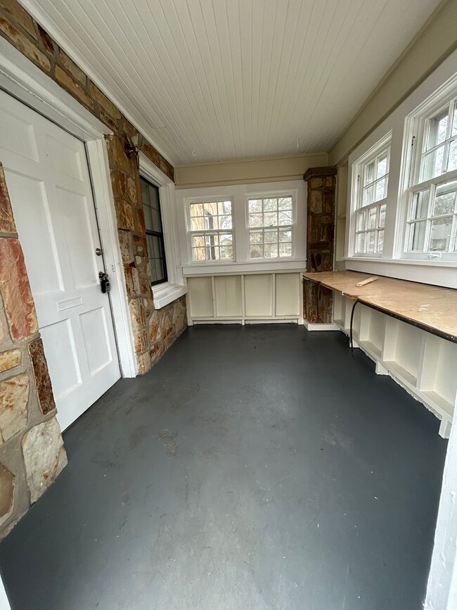 Building Photo - 4 bedroom and 1.5 bathroom