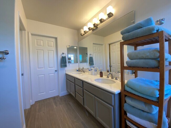 Building Photo - Beautiful 4 Bd/2.5bth within the Poinsettia Cove Community!