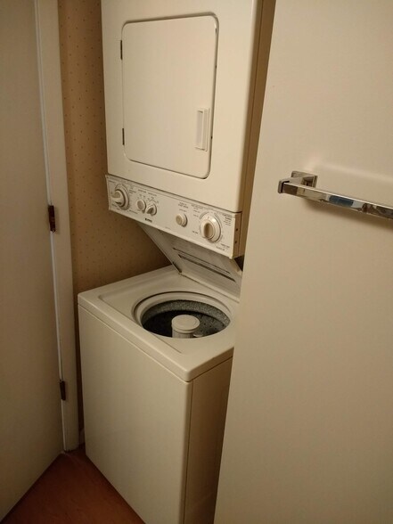 Washer/dryer in unit - 1600 Park Cir