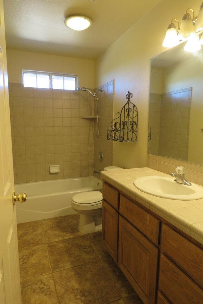 Building Photo - Beautiful 3/2 home in Friendly Hills!