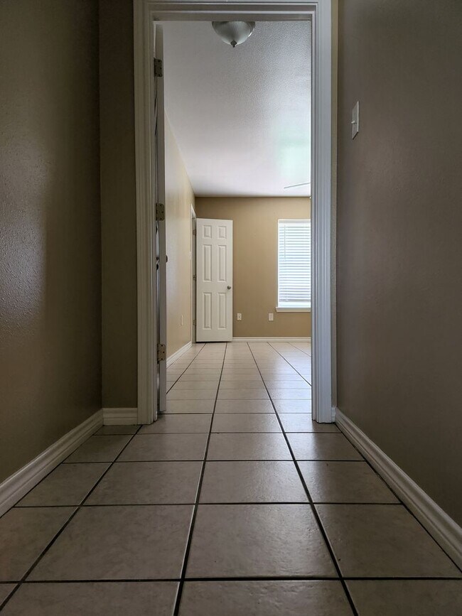 Building Photo - 3 bedroom 2 bath brick home