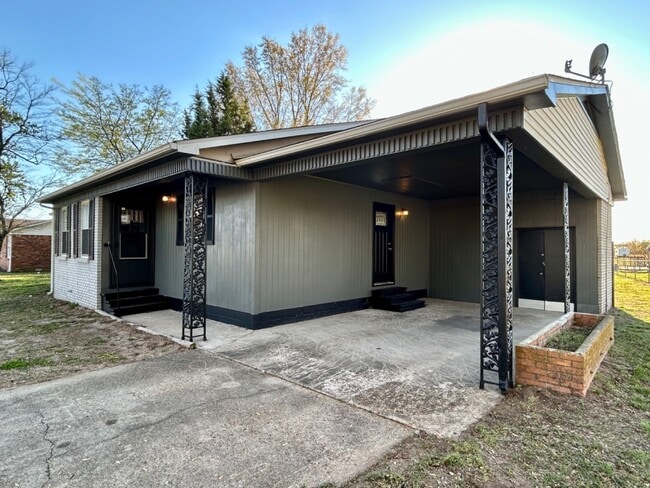 Building Photo - 825 David Ln