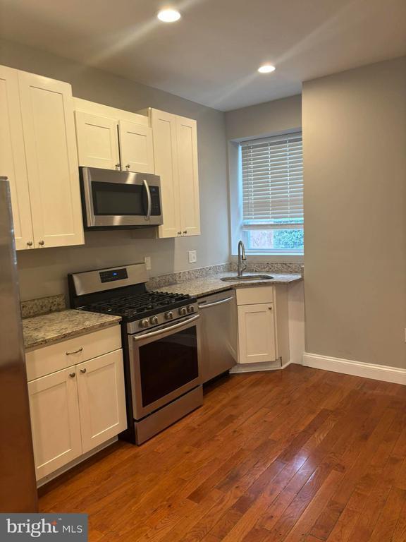 Building Photo - 411 Robert St