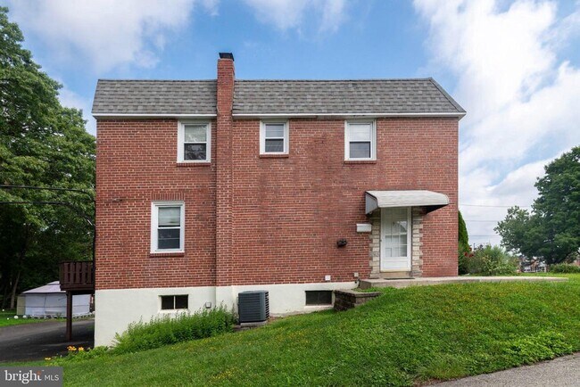 Building Photo - 526 Michell St
