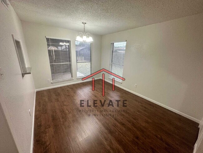 Building Photo - "Charming 3-Bedroom Townhouse Oasis with 2...