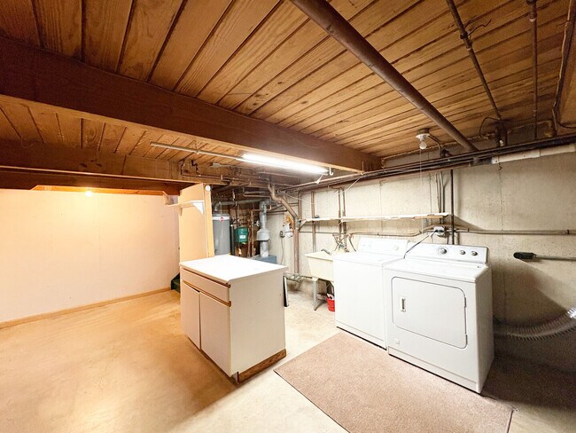 Building Photo - 114 W Hillside Ave